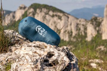 sac de couchage duvet wilsa bleu dans un décor montagne